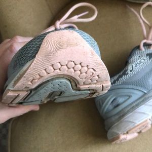 Gently Used Women’s Gel Nimbus 20 sneakers